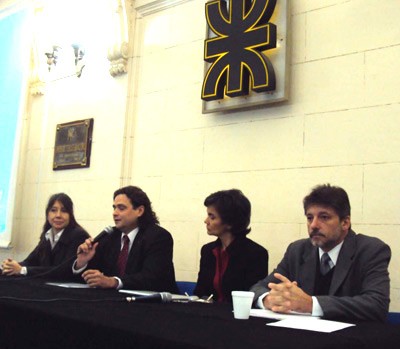 Mónica Abalo Laforgia, Presidente del Capítulo Argentina de Internet Society (ISOC –AR); el Ing. Guillermo Oliveto, Decano de la Facultad Regional Buenos Aires de la UTN; María Eugenia Estenssoro, Senadora Nacional y Presidente de la Comisión de Sistemas, Medios de Comunicación y Libertad de Expresión; y el Lic. Eduardo Thill, Subsecretario de Tecnologías de Gestión de la Secretaría de la Función Pública.